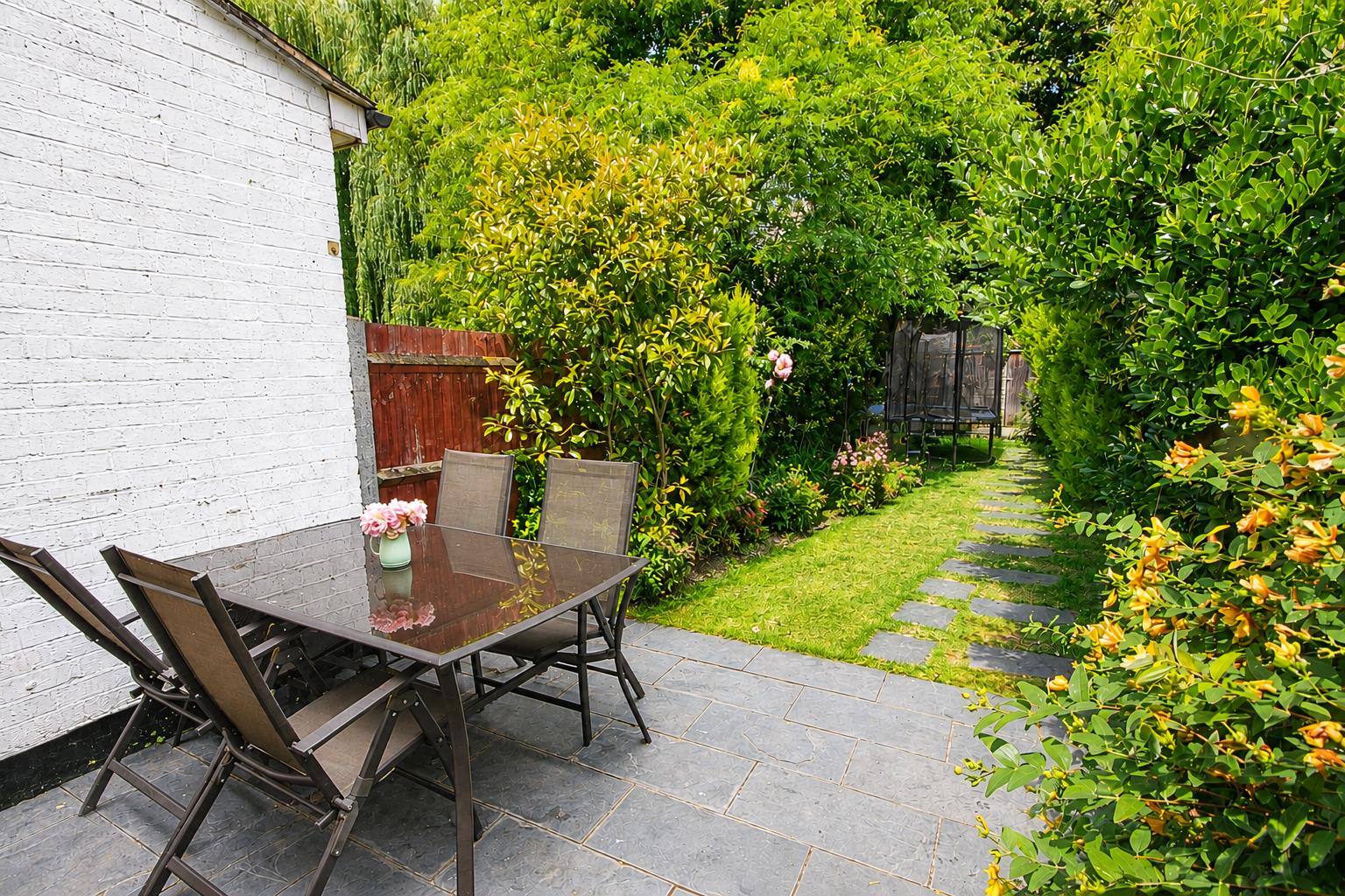 3 bed property in Wood Street, Mitcham